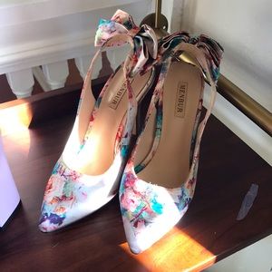 Beautiful floral heel New condition size 6